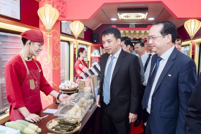 Bất ngờ với giao diện "tím Huế mộng mơ" của đoàn tàu di sản miền Trung - Ảnh 4.