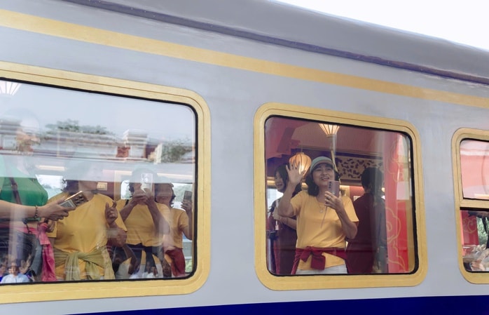 Bất ngờ với giao diện "tím Huế mộng mơ" của đoàn tàu di sản miền Trung - Ảnh 6.