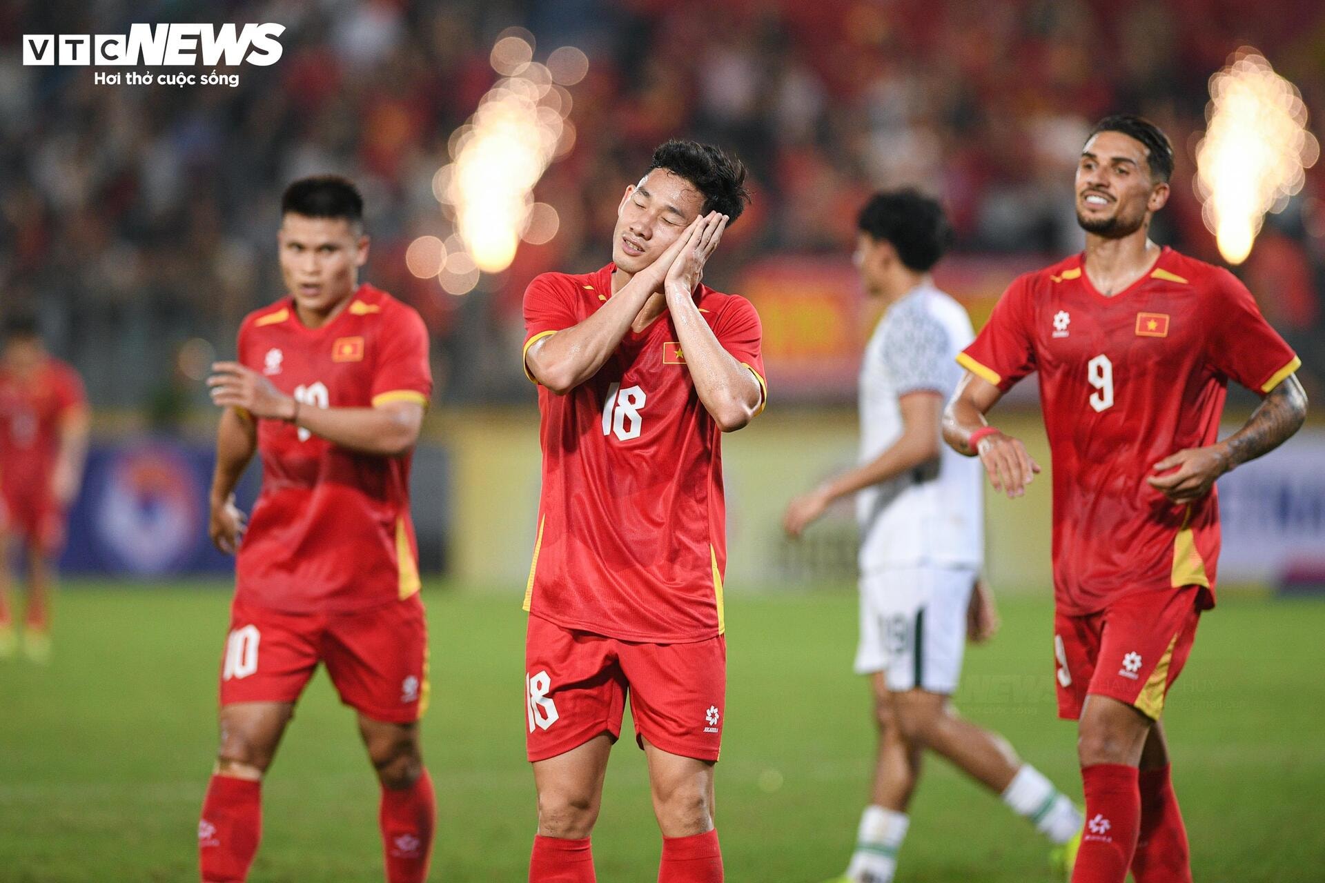 Cận cảnh khoảnh khắc Đoàn Văn Hậu tái xuất ở tuyển Việt Nam sau 3 năm - 12