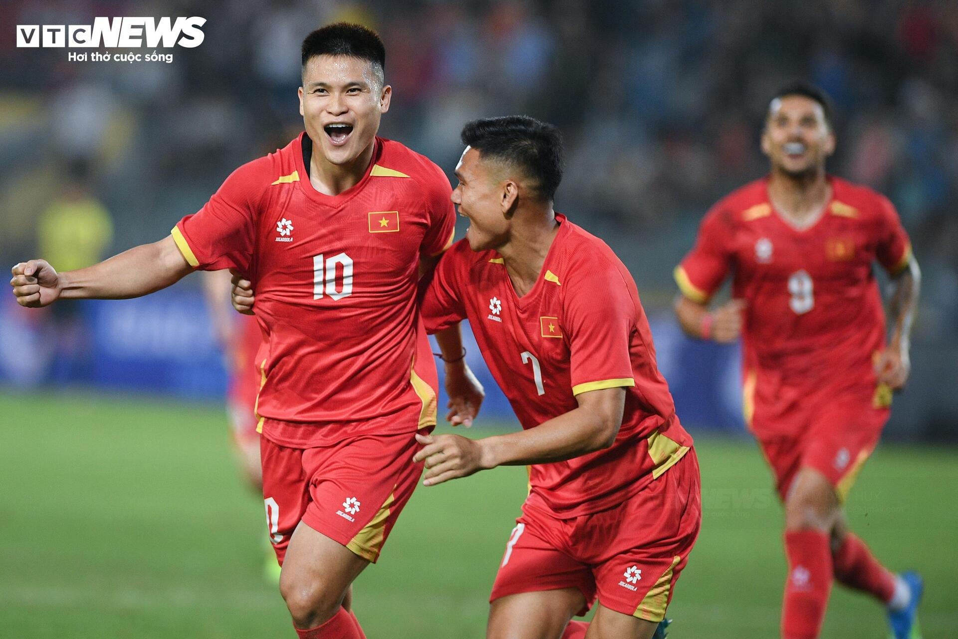 Cận cảnh khoảnh khắc Đoàn Văn Hậu tái xuất ở tuyển Việt Nam sau 3 năm - 10