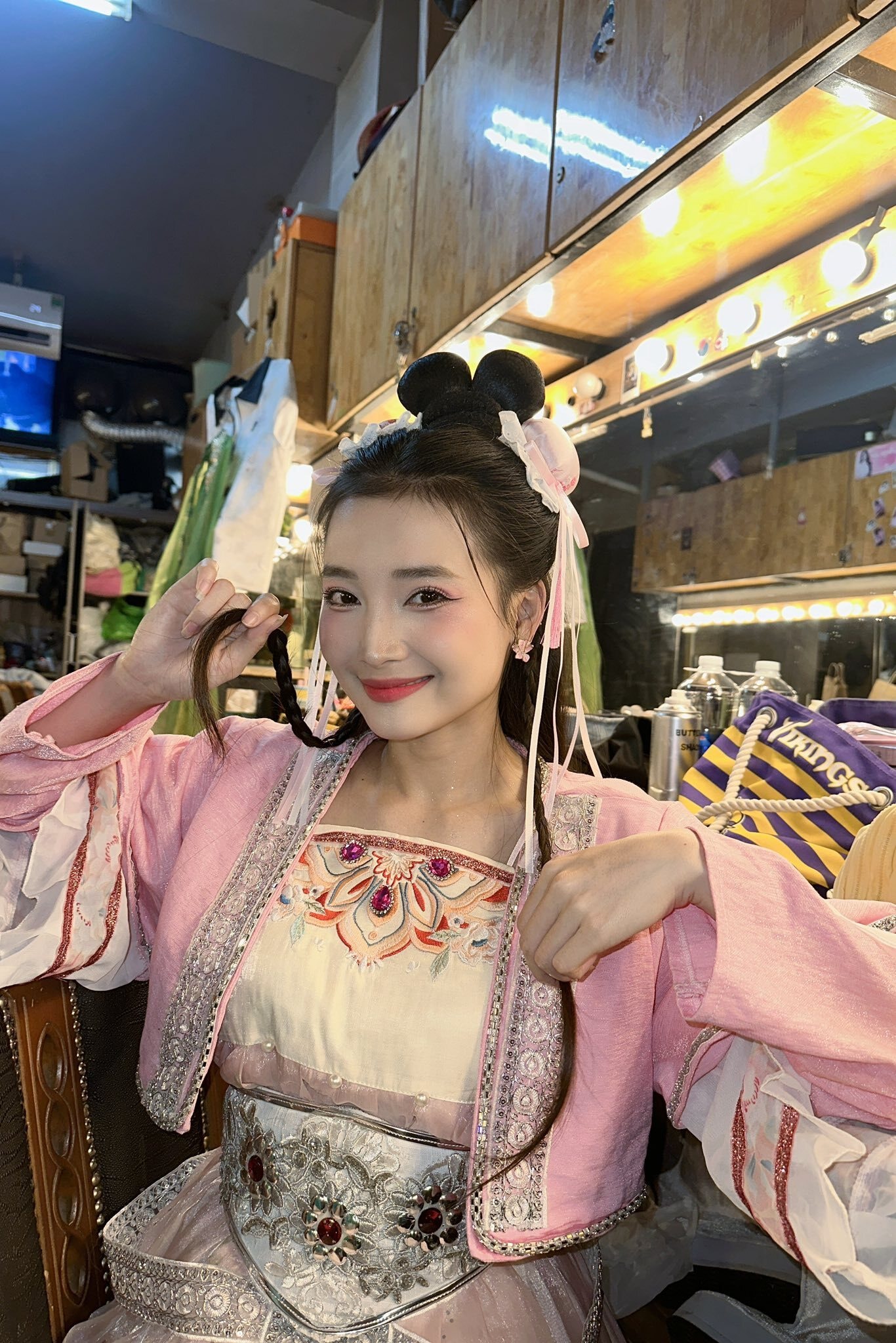 Trước khi đóng phim, Ngọc Hương có gần 5 năm hoạt động tại sân khấu kịch Thế Giới Trẻ. Cô chủ yếu đứng hàng múa nền, thỉnh thoảng có vài vai phụ nhỏ. Với đa số khán giả, Ngọc Hương vẫn là cái tên hoàn toàn xa lạ.