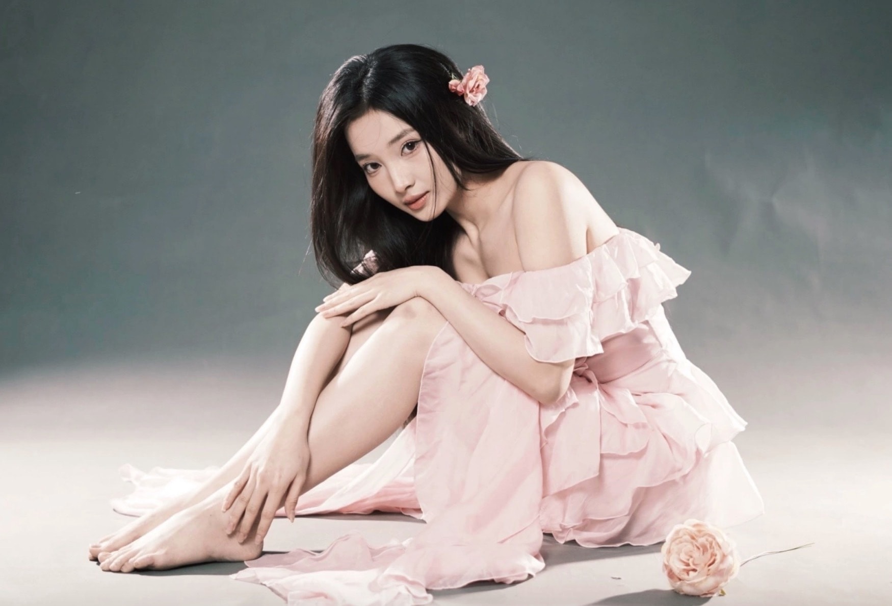 Khác hoàn toàn tạo hình ghê rợn trên màn ảnh, Ngọc Hương ngoài đời sở hữu nhan sắc dịu dàng, trong trẻo nhưng vẫn giữ nét quyến rũ. Cô không đóng khung bản thân trong một phong cách cố định mà liên tục thử nghiệm nhiều hình ảnh khác nhau.