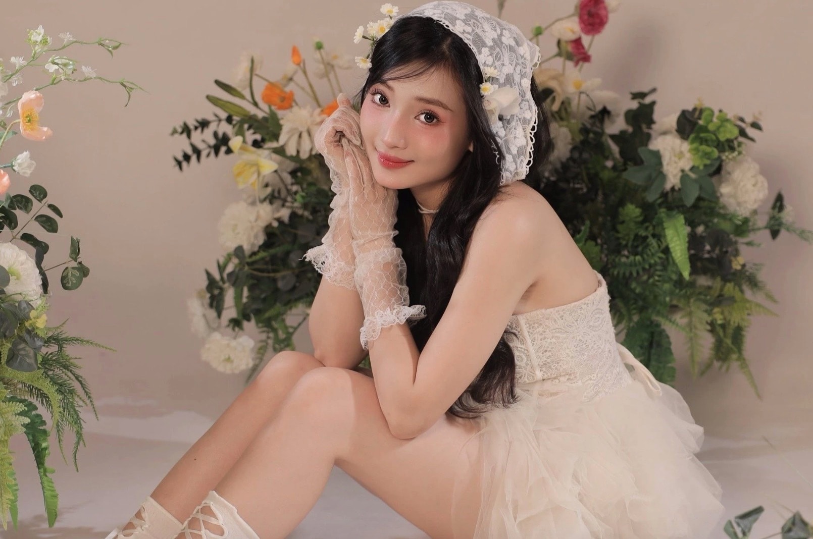 Thỉnh thoảng, cô thử nghiệm với phong cách gợi cảm khi diện đầm cúp ngực phối ren xuyên thấu.