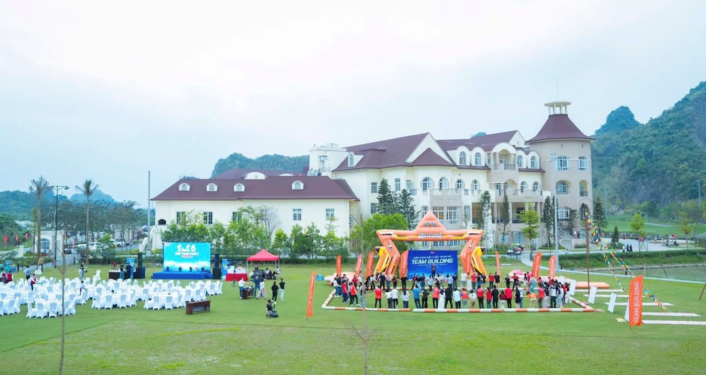 Không gian 6.000m² sân cỏ tại BRIGHTPARK được thiết kế phục vụ Teambuilding, Camping và các hoạt động ngoại khóa.