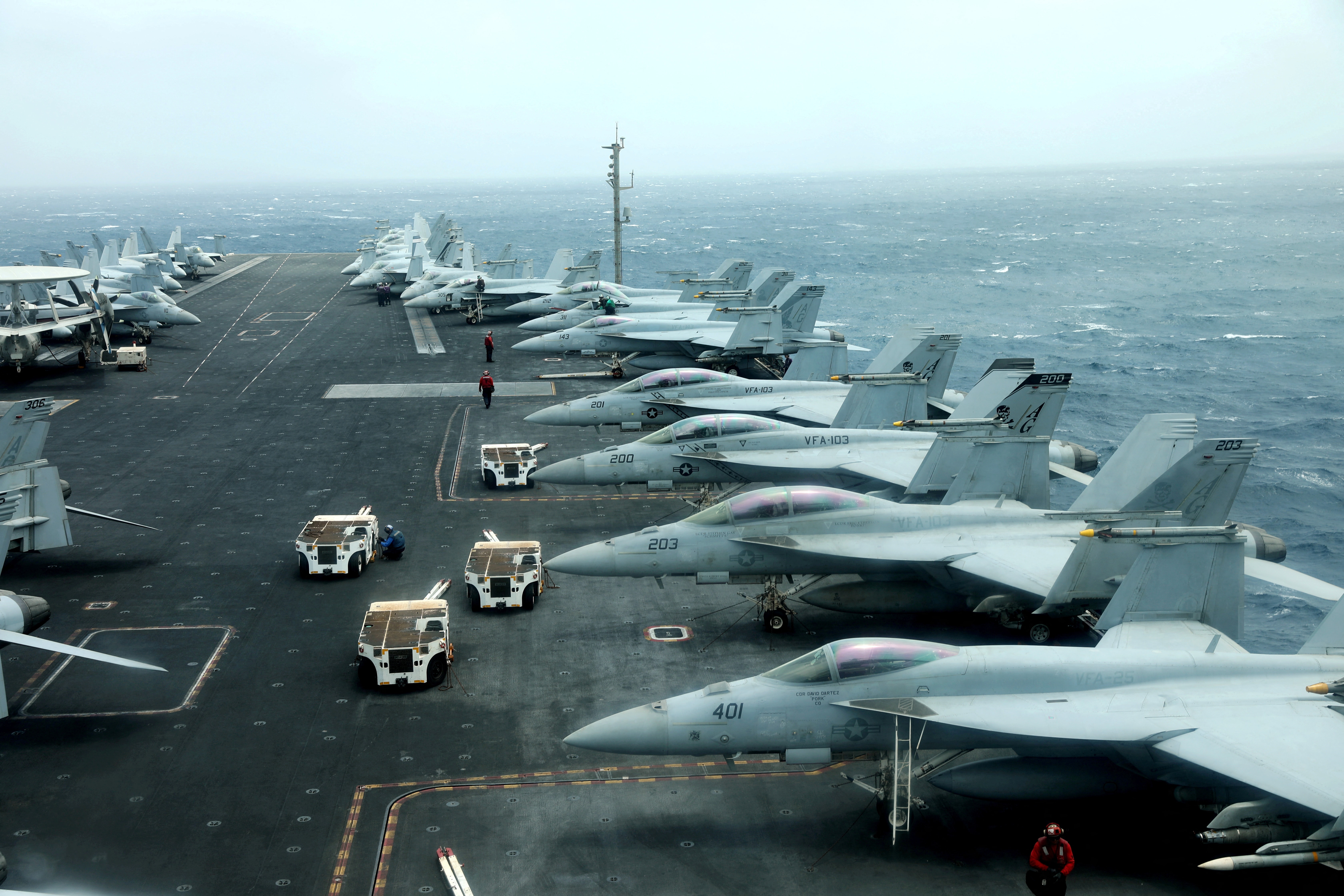 Các tiêm kích F/A-18F trên boong tàu sân bay USS Abraham Lincoln tại vịnh Oman, gần eo biển Hormuz, ngày 15/7/2019. (Ảnh: REUTERS/Ahmed Jadallah)