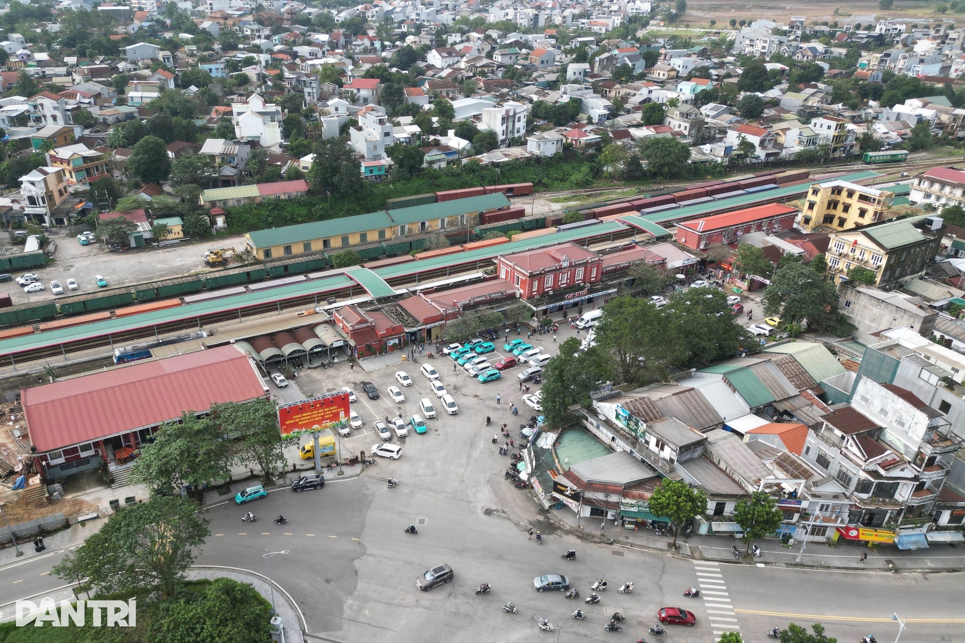 Khách Tây mặc áo dài khám phá cung đường sắt đẹp nhất thế giới ở Việt Nam - 2