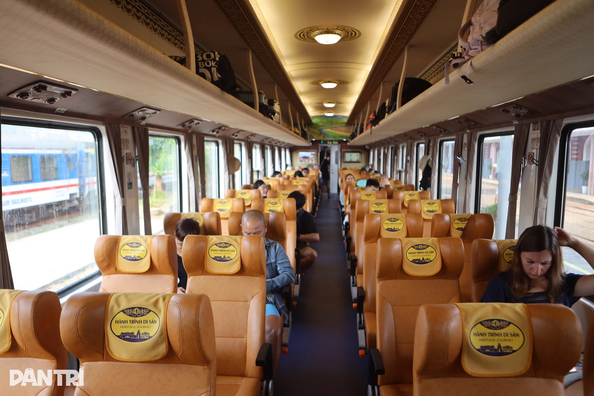 Khách Tây mặc áo dài khám phá cung đường sắt đẹp nhất thế giới ở Việt Nam - 4