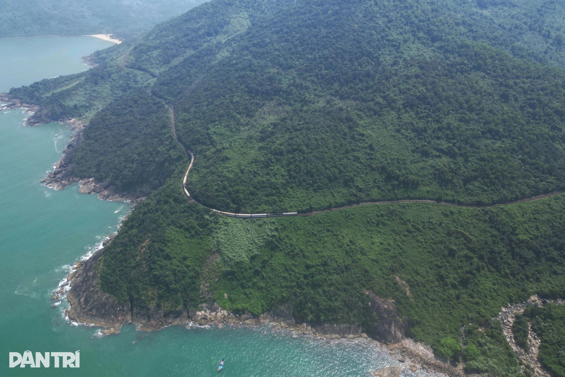 Khách Tây mặc áo dài khám phá cung đường sắt đẹp nhất thế giới ở Việt Nam - 10