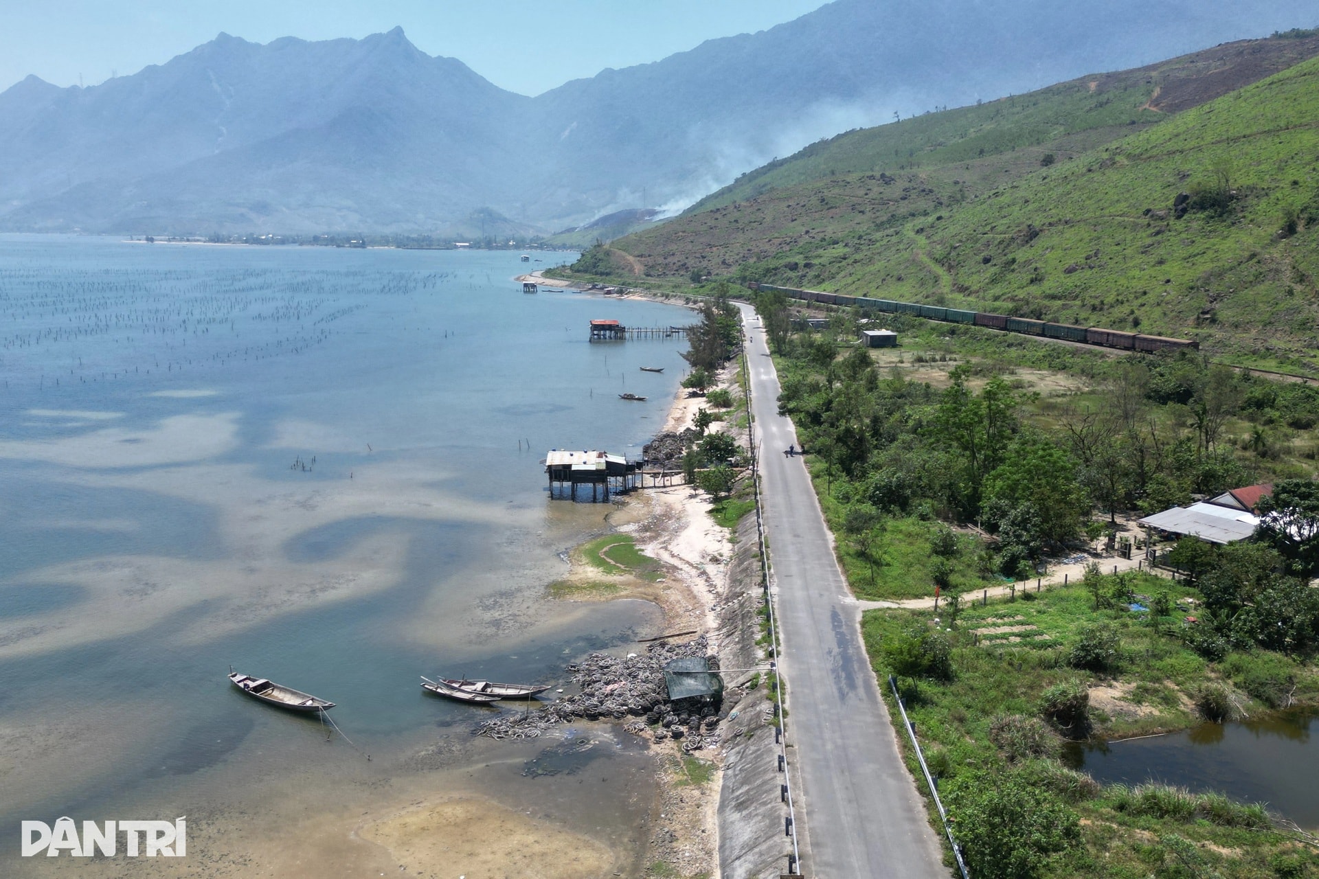 Khách Tây mặc áo dài khám phá cung đường sắt đẹp nhất thế giới ở Việt Nam - 7