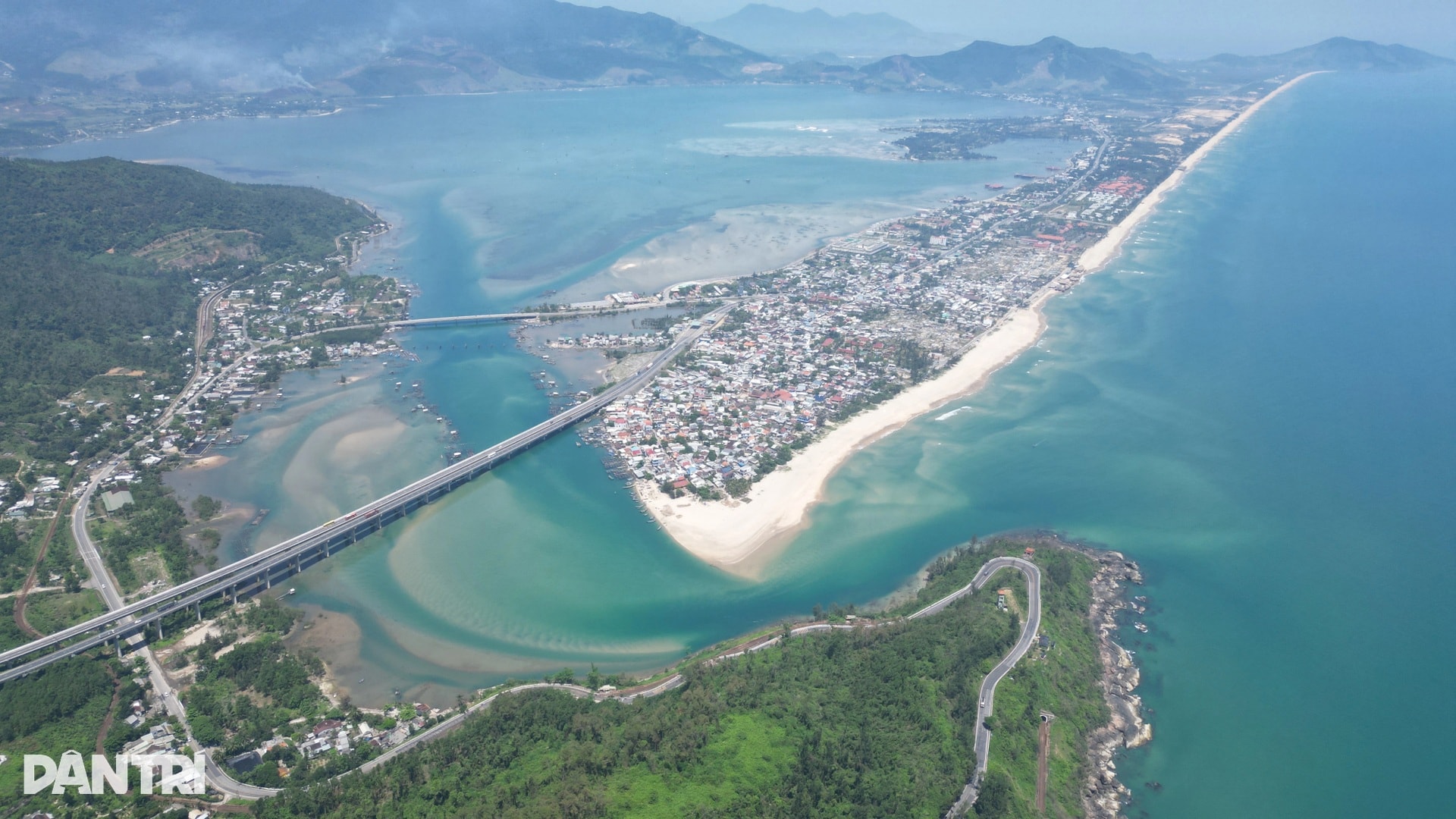 Khách Tây mặc áo dài khám phá cung đường sắt đẹp nhất thế giới ở Việt Nam - 8