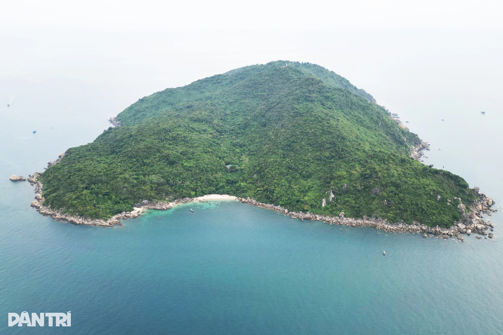 Khách Tây mặc áo dài khám phá cung đường sắt đẹp nhất thế giới ở Việt Nam - 13