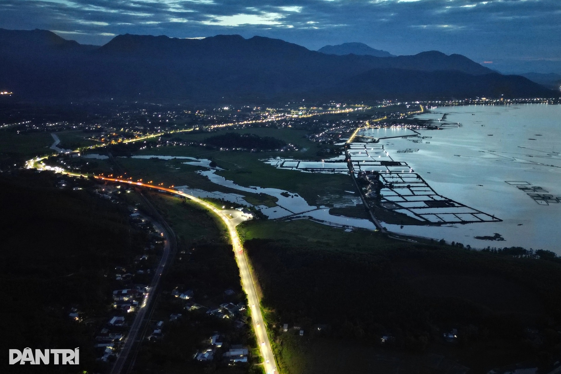 Khách Tây mặc áo dài khám phá cung đường sắt đẹp nhất thế giới ở Việt Nam - 6