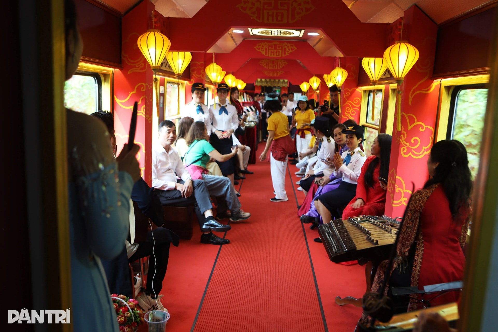 Khách Tây mặc áo dài khám phá cung đường sắt đẹp nhất thế giới ở Việt Nam - 5