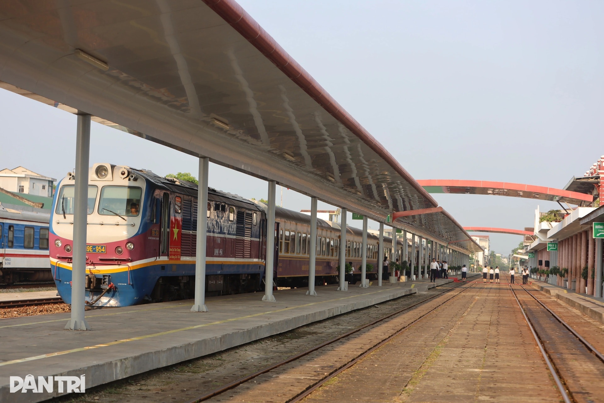 Khách Tây mặc áo dài khám phá cung đường sắt đẹp nhất thế giới ở Việt Nam - 1