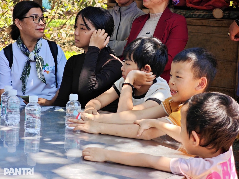 Bé gái 16 tuổi nuôi 3 em ở Lâm Đồng: Con mong được đi học lại - 1