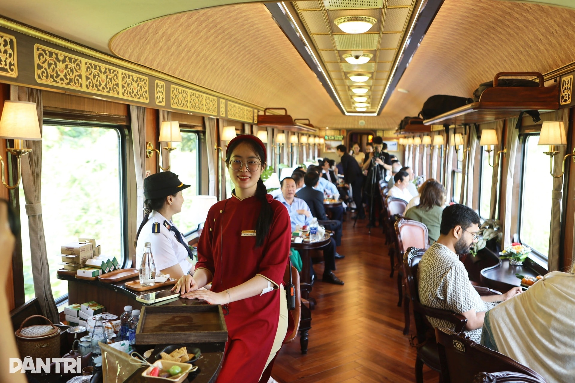 Khách Tây mặc áo dài khám phá cung đường sắt đẹp nhất thế giới ở Việt Nam - 3