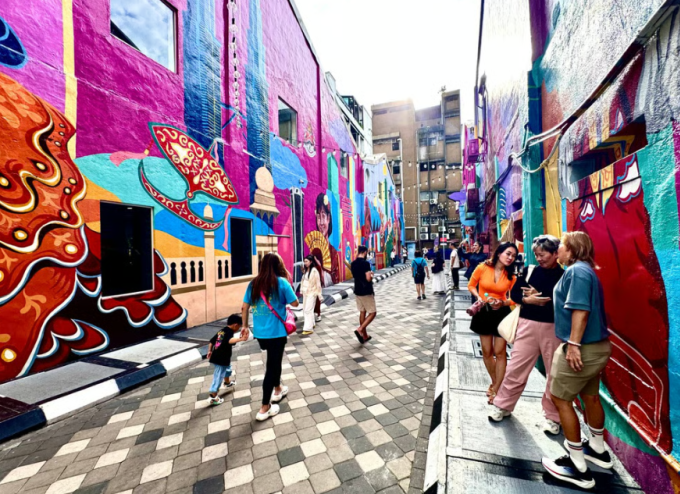 Du khách đến tham quan phố Petaling, điểm du lịch nổi tiếng tại thủ đô Malaysia. Ảnh: DPA