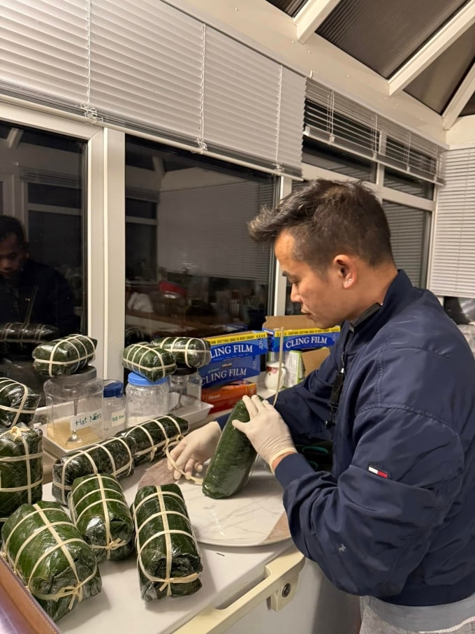 Anh Lê Văn Vinh, 56 tuổi, sống tại thành phố Gloucester, Anh gói giò lợn phục vụ khách dịp Tết nguyên đán 2026. Ảnh: Nhân vật cung cấp