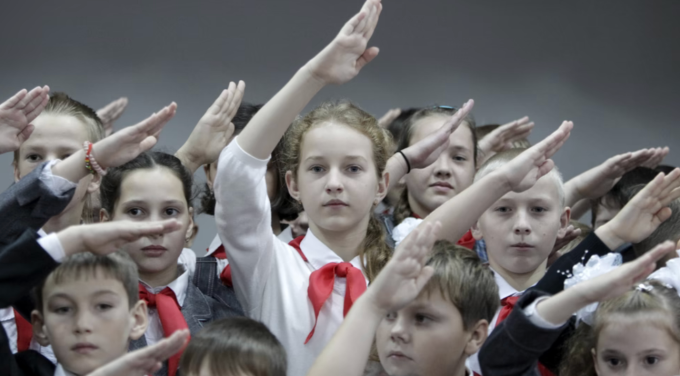 Trẻ em hân hoan ăn mừng tại một buổi lễ ở Kazminskoye, Nga, năm 2015. Ảnh: Eduard Korniyenko / Reuters