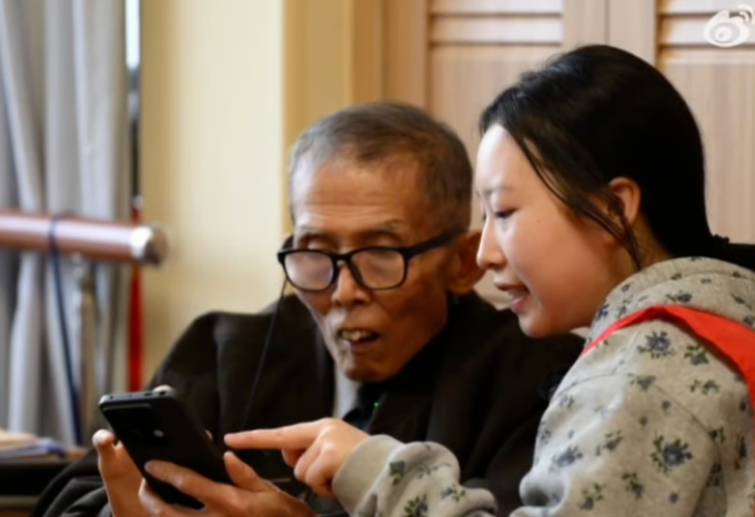 Zhang Jin đang dạy một cụ ông ở viện dưỡng lão dùng điện thoại thông minh.