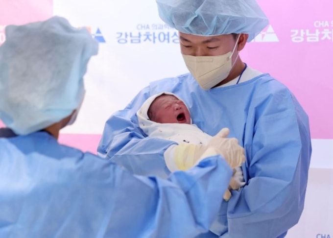 Một em bé chào đời đầu năm 2026 tại Hàn Quốc. Ảnh: Koreatimes