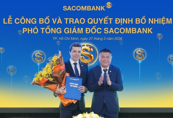Ông Nguyễn Đức Thụy - Tổng Giám đốc Sacombank (bên phải) chúc mừng ông Loic Faussier nhận nhiệm vụ tại nhà băng. Ảnh: Sacombank