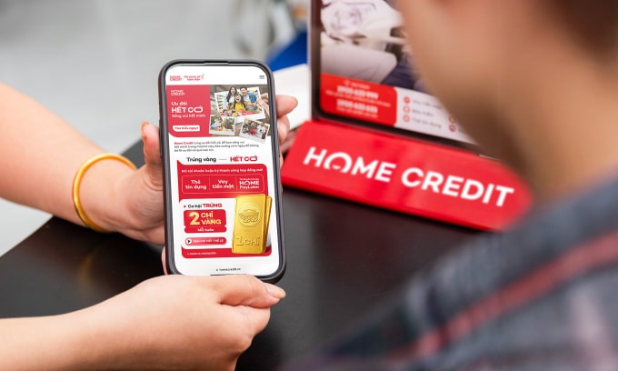 Nhân viên của Home Credit Việt Nam giới thiệu dịch vụ. Ảnh: Home Credit
