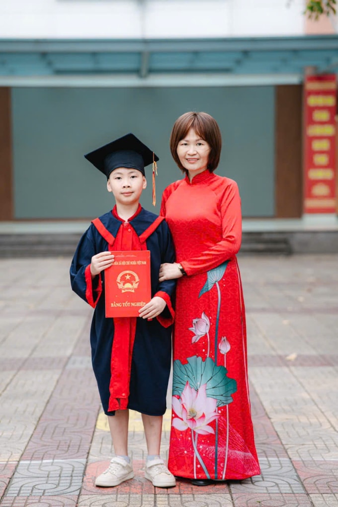 Với chị Ly, gia đình là điểm tựa tinh thần lớn nhất, giúp chị có động lực chiến đấu với bạo bệnh. Bức ảnh chụp vào ngày 25/05/2025, khi con trai tốt nghiệp cấp một. Ảnh: Nhân vật cung cấp