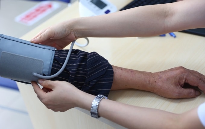 Đo huyết áp cho bệnh nhân. Ảnh: Quỳnh Trần