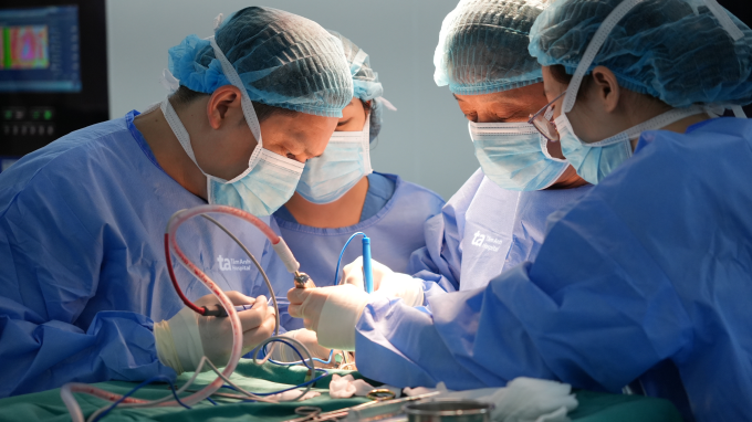 Giáo sư Kỳ cùng êkíp mổ nội soi điều trị ngủ ngáy, ngưng thở khi ngủ cho anh Phú. Ảnh: Bệnh viện Đa khoa Tâm Anh