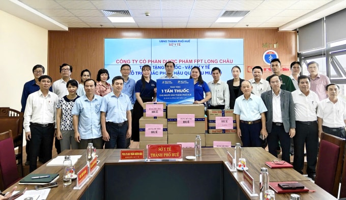 Hoạt động hỗ trợ thuốc và vật tư y tế cho người dân vùng bị ảnh hưởng thiên tai. Ảnh: Long Châu