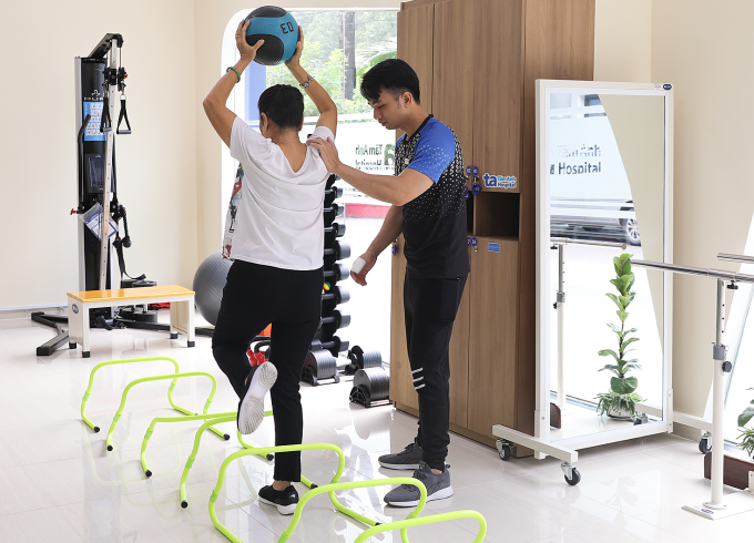 Tập vật lý trị liệu giúp cải thiện tầm vận động và sức cơ cho người bệnh viêm đa khớp. Ảnh: Phòng khám Đa khoa Tâm Anh Quận 7