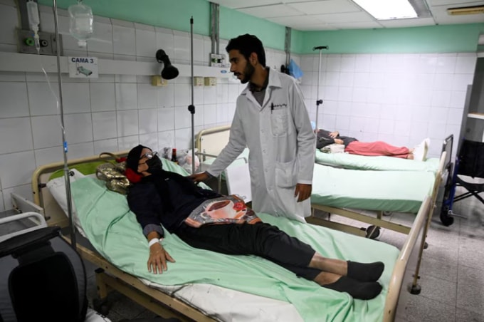 Một bác sĩ đang trao đổi với bệnh nhân tại một bệnh viện công ở Havana, Cuba, hôm 18/3. Ảnh: Reuters