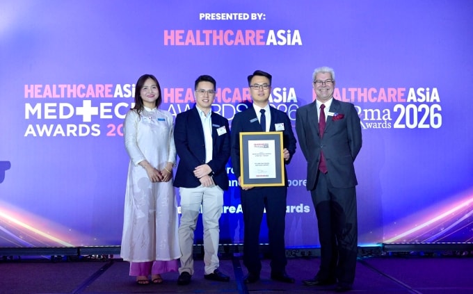 Đại diện Hệ thống nhà thuốc và trung tâm tiêm chủng Long Châu nhận giải thưởng tại Healthcare Asia Pharma Awards 2026. Ảnh: Long Châu