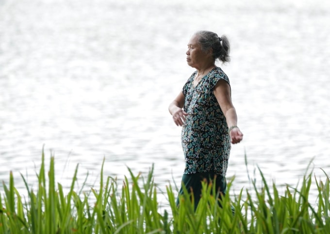 Đi bộ đúng cách giúp đốt cháy calo hiệu quả. Ảnh: Giang Huy