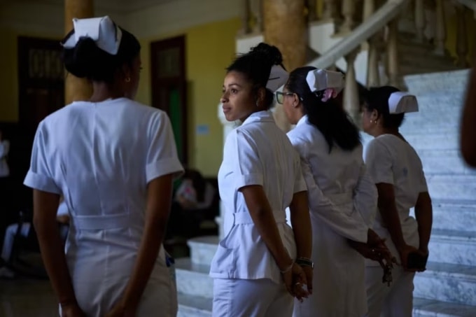 Các y tá đứng bên ngoài Bệnh viện Salvador Allende chờ tiếp nhận hàng cứu trợ tại Havana, Cuba, ngày 21/3. Ảnh: AP