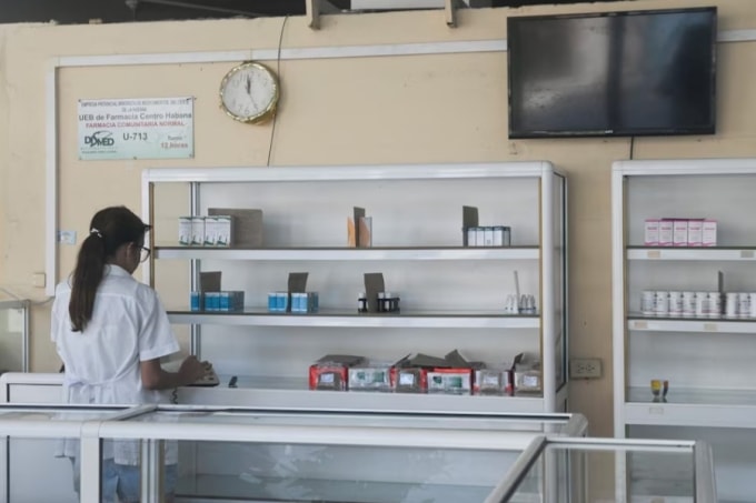 Một phụ nữ đang làm việc trong hiệu thuốc tại Havana, Cuba, ngày 24/3. Ảnh: Reuters