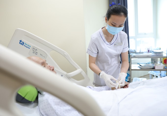 Ông Đức được điều dưỡng chăm sóc sau ca mổ. Ảnh: Bệnh viện Đa khoa Tâm Anh