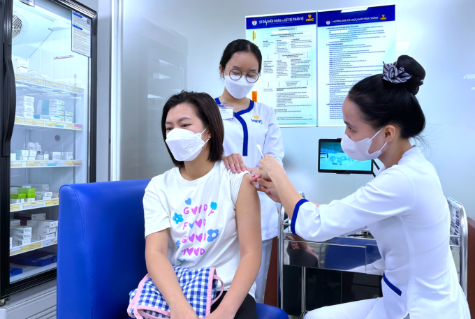 Khách nữ tiêm vaccine viêm gan B loại đơn phòng bệnh khi trong gia đình vừa phát hiện nhiễm bệnh tại Hệ thống Tiêm chủng VNVC. Ảnh: Diệu Thuần