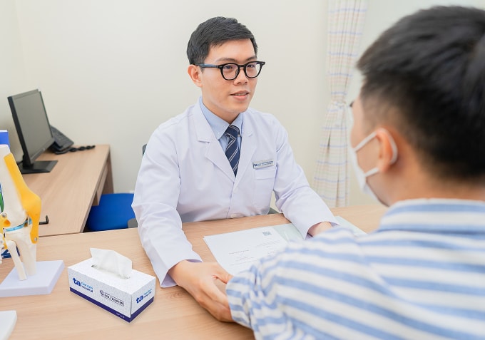 Bác sĩ Khoa giải thích tình trạng sức khỏe cho người bệnh. Ảnh: Phòng khám Đa khoa Tâm Anh Quận 7