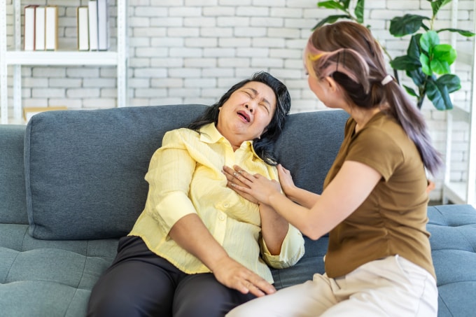 Viêm gan B tiến triển âm thầm, không xuất hiện triệu chứng khiến nhiều người bất ngờ, lo lắng khi trong gia đình có người phát hiện mắc bệnh. Ảnh: Vecteezy