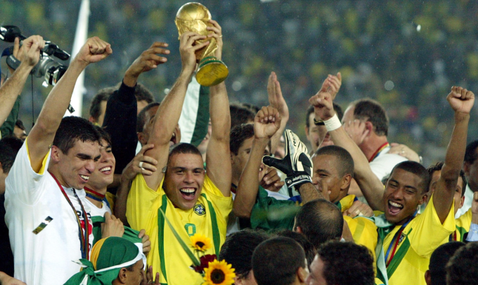Ronaldo Nazario nâng Cup sau khi Brazil thắng Đức 2-0 ở chung kết World Cup 2002. Ảnh: Reuters