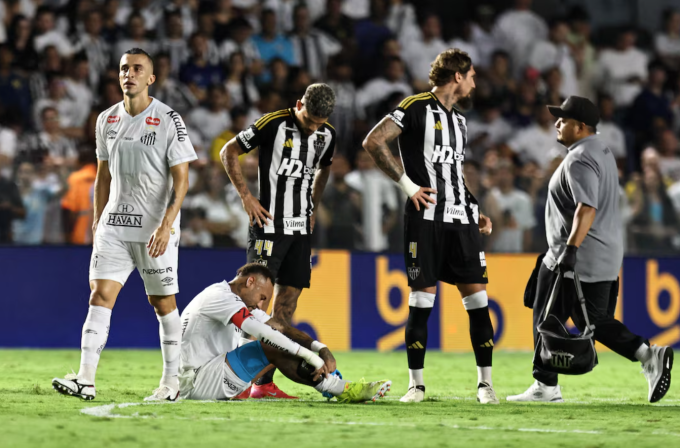 Neymar chấn thương trong trận Santos gặp Atletico Mineiro tại Estadio Urbano Caldeira, Santos, Brazil ngày 16/4/2025. Ảnh: Reuters