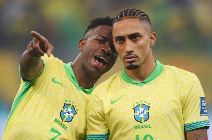 Vinicius (trái) và Raphinha được kỳ vọng sẽ lĩnh xướng hàng công tuyển Brazil tại World Cup 2026.