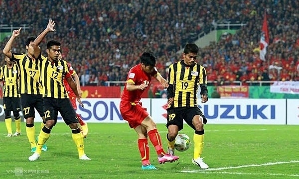 Việt Nam (áo đỏ) trong trận thua Malaysia 2-4 trên sân Mỹ Đình, thành phố Hà Nội ở lượt về bán kết AFF Cup tối 11/12/2014. Ảnh: Lâm Thỏa