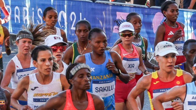 Jackline Sakilu trong nhóm dẫn đầu nội dung marathon nữ tại Olympic Paris 2024. Ảnh: Kevin Morris