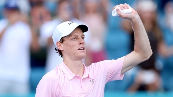 Sinner mừng chiến thắng trước Tiafoe ở tứ kết Miami Mở rộng, trên sân Hard Rock, Miami, Florida, Mỹ hôm 26/3. Ảnh: Reuters