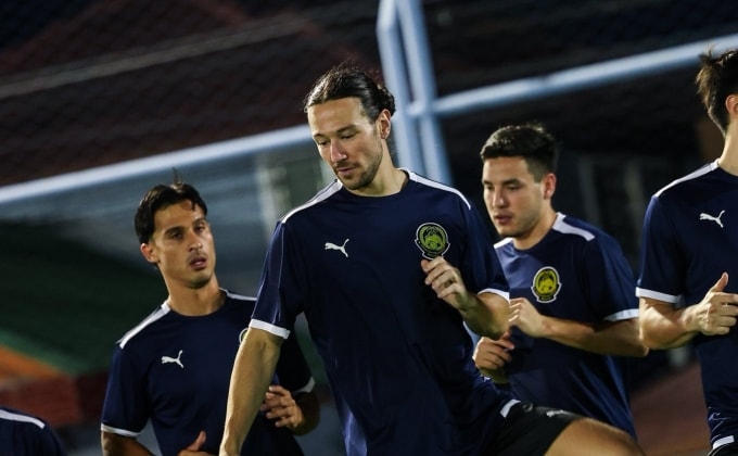 Ting (giữa) trong buổi tập cùng Malaysia ngày 25/3. Ảnh: FAM