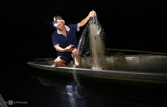 Sau gần 2 giờ thả, ông Tuất thu lưới. Ảnh: Đắc Thành