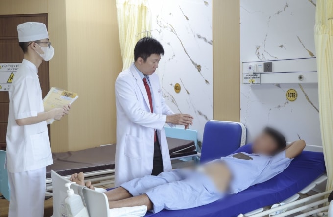 Bác sĩ Tạ Hữu Nghĩa - Phó Khoa Ngoại - Liên chuyên khoa đang thăm khám cho bệnh nhân. Ảnh: Bệnh viện Đa khoa Thanh Vũ Medic Bạc Liêu